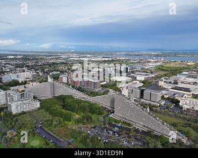Vista aerea dello Stadio Olimpico di Montreal e del Villaggio Olimpico con la città circostante e i parchi verdi. g Foto Stock