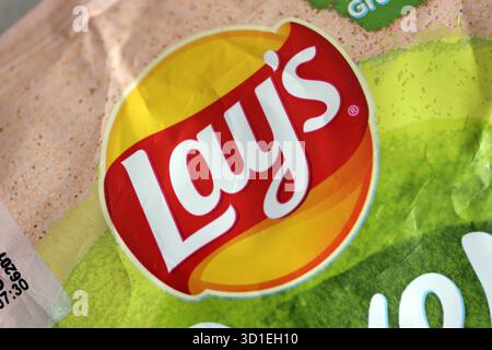 KIEV, UCRAINA - 19 APRILE 2025 giace lo yogurt al forno con patatine aromatizzate all'erba in una confezione verde con il logo ufficiale Foto Stock