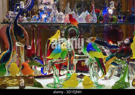 Murano, Italia - 21 settembre 2014: Vetreria di murano esposta in una vetreria. Oggi, Murano è sede di un gran numero di fabbriche mak Foto Stock
