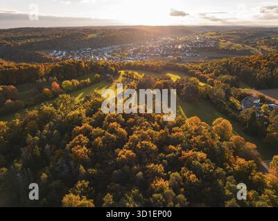 Fitte foreste e un'ampia vista di un piccolo insediamento urbano in lontananza, Aidlingen, distretto di Boeblingen, Germania Foto Stock