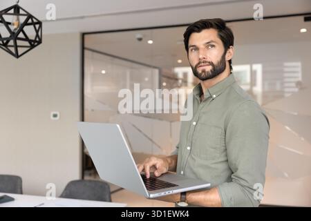 Professionista professionista professionista professionista professionista in possesso di un notebook Foto Stock