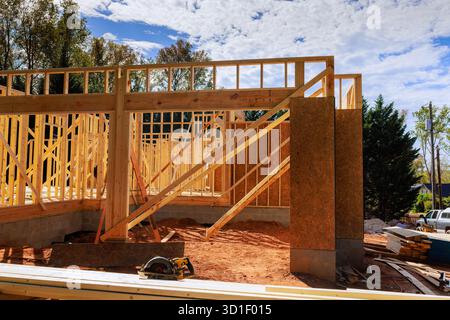 I lavoratori costruiscono strutture in legno utilizzando travi per la nuova casa in cantiere. Foto Stock
