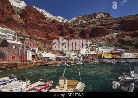 Amoudy Bay Red Volcanic Cliffs - pesca barche e ristoranti nel Mar Egeo - Santorini Island, Grecia Foto Stock