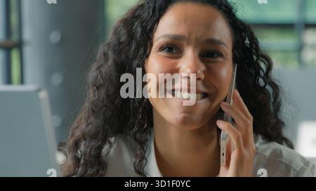 Ispanica donna d'affari etnica che parla telefonino telefonata donna d'affari parla consulenza donna comunica conversazione lavoro in ufficio Foto Stock