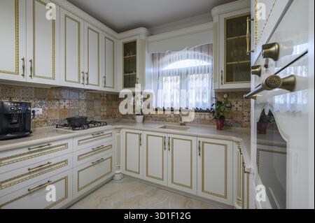 Bianco classico cucina accogliente e sala da pranzo in casa città interno Foto Stock