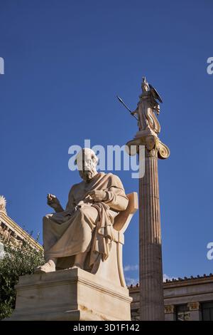 Statua di Apollo nell'Accademia di Atene - bellissimo edificio neoclassico greco in Grecia Foto Stock