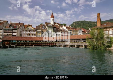 Panorama View - Thun, Svizzera. Paesaggio urbano, splendidi edifici nel vecchio fiume della città, Aare fiume Foto Stock