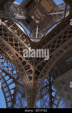 L'iconica e famosa Torre Eiffel - Vista dal basso - Parigi, Francia Foto Stock