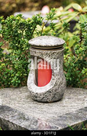 Vecchia lanterna grave danneggiata su una lapide Foto Stock