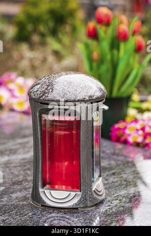 Vecchia lanterna grave danneggiata su una lapide Foto Stock