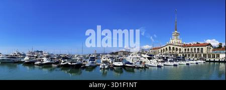 Sochi Marine Station e il molo degli yacht Foto Stock