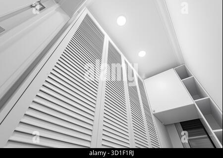 Lavanderia bianca all'interno della camera wardobe nel nuovo appartamento di lusso Foto Stock