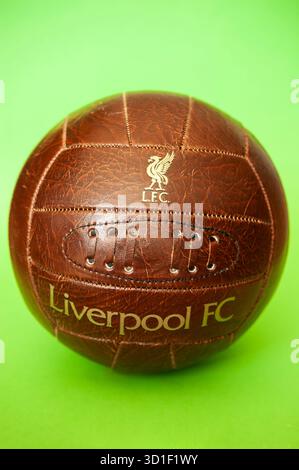 Calcio Liverpool FC in pelle vintage su sfondo verde, classico concetto di cimeli sportivi Foto Stock