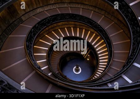 Bella scalinata Bramante all'interno dei Musei Vaticani Foto Stock