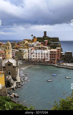 Classic Postcard Aerial View of Vernazza, cinque Terre, Italy - Case colorate e un bellissimo Porto Naturale con acqua blu brillante Foto Stock