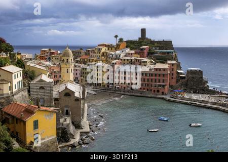 Classic Postcard Aerial View of Vernazza, cinque Terre, Italy - Case colorate e un bellissimo Porto Naturale con acqua blu brillante Foto Stock