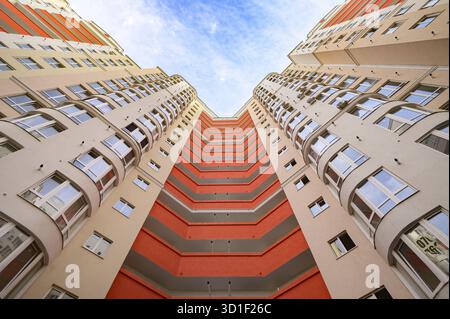 Ripresa grandangolare di nuovi edifici di appartamenti esterni sullo sfondo di un cielo blu chiaro Foto Stock