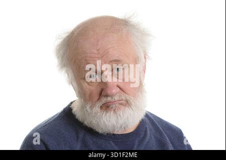 Triste deprimente vecchio uomo calvo, ritratto isolato sul bianco. triste nonno Foto Stock