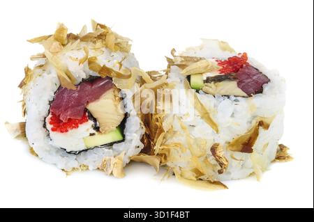 Sushi Uramaki maki, due rotoli isolati su bianco. Scaglie di pesce, tonno, tobiko, formaggio philadelphia, anguille affumicate, avocado e nori Foto Stock
