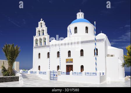 Oia, isola di Santorini, Cicladi, Grecia - 23 aprile 2016: Vista della chiesa ortodossa di Panagia con campanile nella piazza centrale. Oia è una piccola città An Foto Stock