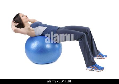 Young Woman mostra la posizione di partenza dell'allenamento addominale Fitball, isolato sul bianco Foto Stock
