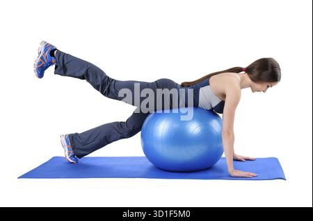 Young Woman mostra la posizione di partenza dell'allenamento fitness Stability Ball Glute Kickback, isolato sul bianco Foto Stock