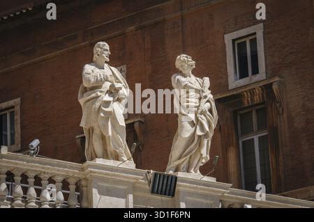 Statue in cima alla collonnade di Piazza San Pietro a Roma, Italia Foto Stock