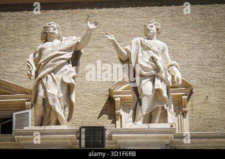 Statue in cima alla collonnade di Piazza San Pietro a Roma, Italia Foto Stock