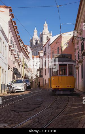 Il famoso tram vintage numero 28 ad Alfama, Lisbona, Portogallo Foto Stock