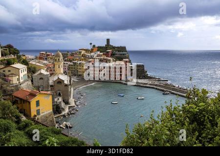 Classic Postcard Aerial View of Vernazza, cinque Terre, Italy - Case colorate e un bellissimo Porto Naturale con acqua blu brillante Foto Stock