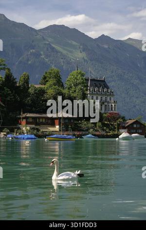 Seeburg - ex castello sul lago di Brienz nel villaggio svizzero di Iseltwald, Svizzera. In un pittoresco paesino sul Lago di Brienz - le Alpi Svizzere - io Foto Stock