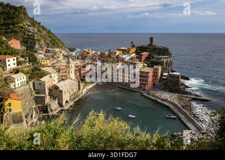 Classic Postcard Aerial View of Vernazza, cinque Terre, Italy - Case colorate e un bellissimo Porto Naturale con acqua blu brillante Foto Stock
