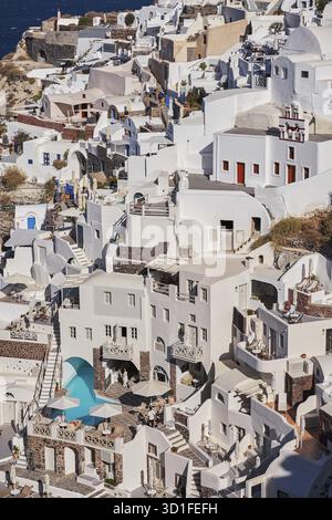 Vista aerea panoramica del villaggio di Poscard Perfect Oia nell'isola di Santorini, Grecia - Case bianche tradizionali nelle scogliere Caldera - Tramonto Foto Stock