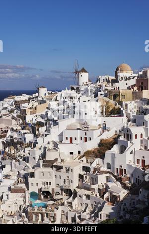 Vista aerea panoramica del villaggio di Poscard Perfect Oia nell'isola di Santorini, Grecia - Case bianche tradizionali nelle scogliere Caldera - Tramonto Foto Stock