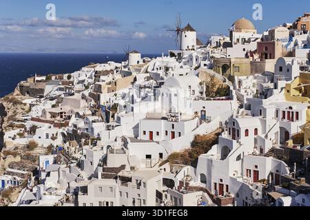 Vista aerea panoramica del villaggio di Poscard Perfect Oia nell'isola di Santorini, Grecia - Case bianche tradizionali nelle scogliere Caldera - Tramonto Foto Stock