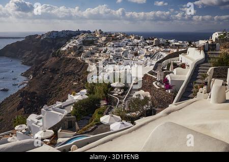 Vista aerea panoramica del villaggio di Poscard Perfect Oia nell'isola di Santorini, Grecia - Case bianche tradizionali nelle scogliere Caldera - Tramonto Foto Stock