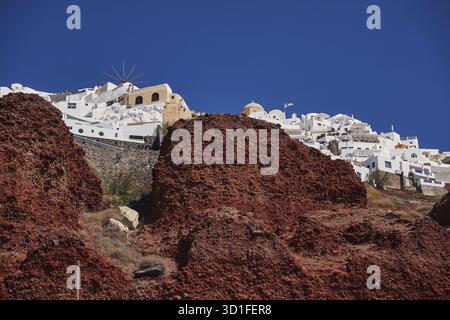Amoudy Bay Red Volcanic Cliffs - White Traditional Greek Houses - Santorini Island, Grecia Foto Stock