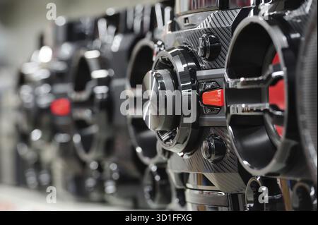 Lettore musicale stereo digitale compatto nero e rosso e amplificatore con altoparlanti. Messa a fuoco selettiva Foto Stock
