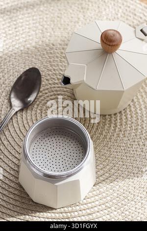 Macchina per il caffè geyser, vuota e pulita, smontata sul tavolo, preparazione del caffè, luce solare, colazione Foto Stock