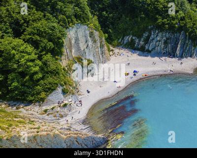 Splendida vista sulla costa del Mar Nero. Il Kisquota Rock, Tuapse Russia. Vista su rocce, natura, mare e acqua Foto Stock