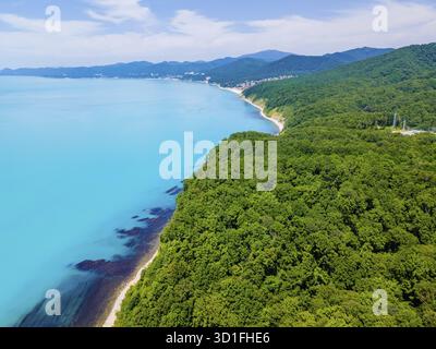 Splendida vista sulla costa del Mar Nero. Il Kisquota Rock, Tuapse Russia. Vista su rocce, natura, mare e acqua Foto Stock