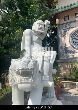 Statue di marmo in un tranquillo parco vietnamita Foto Stock