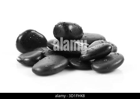 Pietre da massaggio nere impilate, isolate Foto Stock