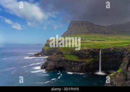 Una vista della famosa cascata Mulafossur sull'isola Vagar nelle Isole Faroe Foto Stock
