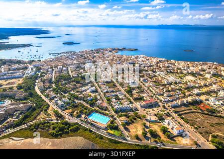 Vista panoramica aerea della città di Colonia de Sant Jordi, isola di Maiorca. Isole Baleari della Spagna. Foto Stock