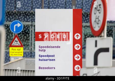 Cartello con la scritta olandese "Emercengy, Emercengy care, medico di famiglia, centro medico e visitatori" Foto Stock