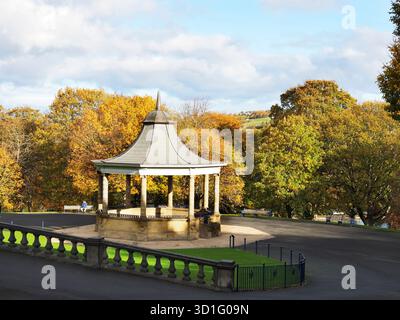 Bandstand in autunno Lister Park Bradford West Yorkshire Inghilterra Foto Stock