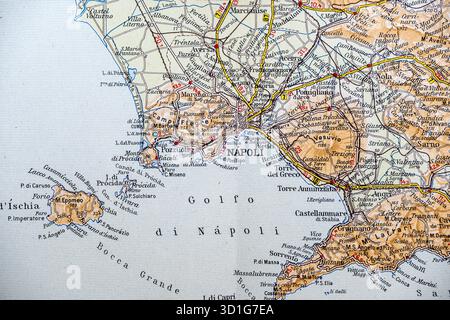Sezione di una vecchia mappa stradale italiana che mostra l'area di Napoli (Napoli), il Golfo di Napoli e le isole/città circostanti. Foto Stock
