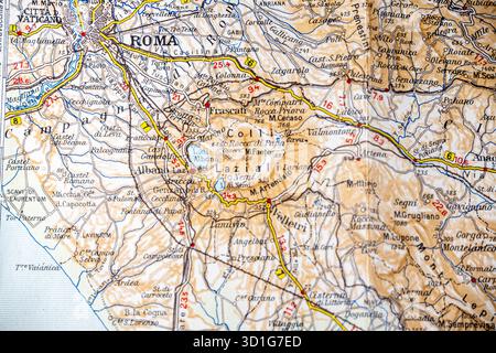 Sezione dettagliata di una vecchia mappa stradale italiana, incentrata sull'area di Roma, i Castelli Romani e le città circostanti. Foto Stock