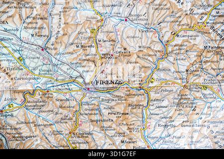 Sezione di una vecchia mappa stradale italiana che mostra la zona di Firenze e le città vicine come Fiesole e Prato. Foto Stock